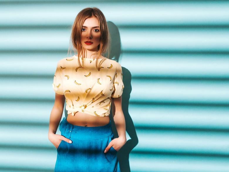 Cum să îți pornești ziua cu un crop top în 10 moduri distincte și îndrăznețe cum sa porti un crop top
