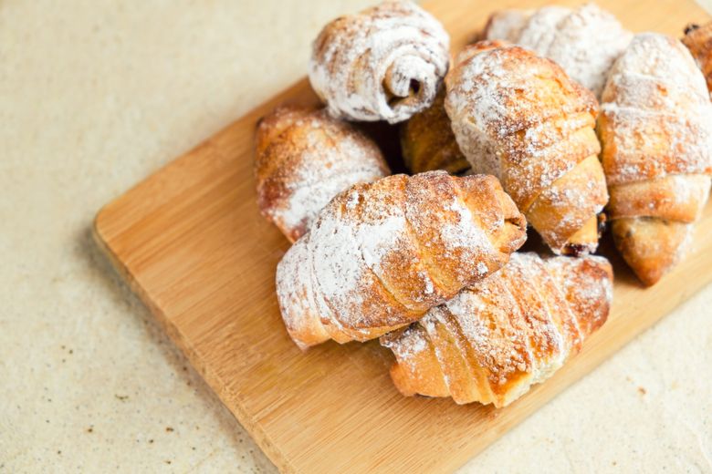 Cornulețe fragede cu nucă și bezea. Rețeta simplă, delicioasă și ușor de pregătit