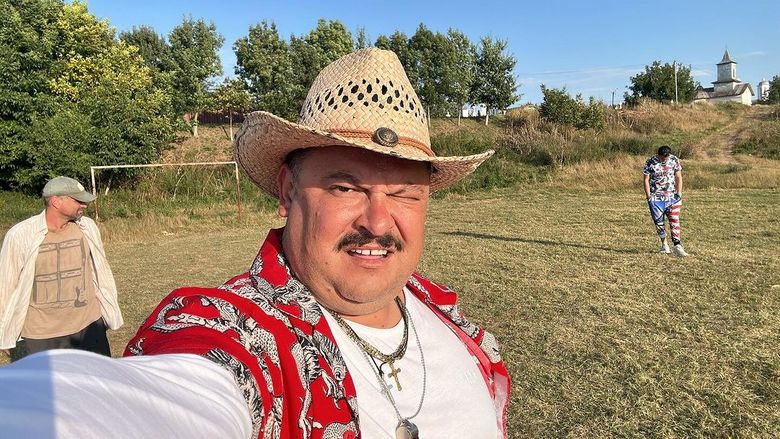 Cine este Mihai Bobonete. „Am noroc de Cătălina, care mă mai redresează din când în când, căci altfel aș fi un părinte care le-ar face numai pe plac copiilor.”