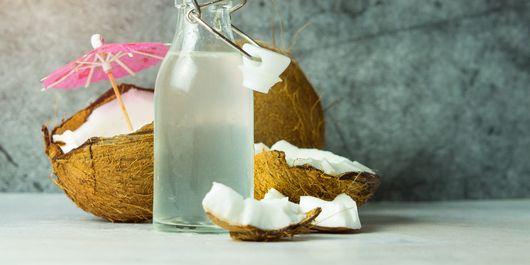 Ce efecte are apa de cocos asupra pielii. Cum să o folosești și ce beneficii surprinzătoare are