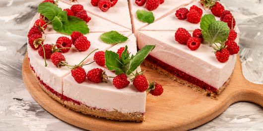 Cheesecake cu zmeură.  Este alegerea perfectă pentru a încheia o masă specială cu un moment de răsfăț și bucurie!