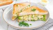sandwich cu salata de oua