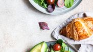 sandwich croissant cu ou posat si salata