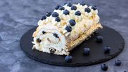 rulada pavlova cu crema de frisca si afine