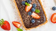 tarta cu ciocolata si fructe proaspete