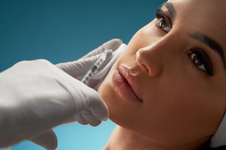 Procedurile estetice cu acid hialuronic pot declanșa alergii. Injectarea cu grăsime proprie câștigă teren!