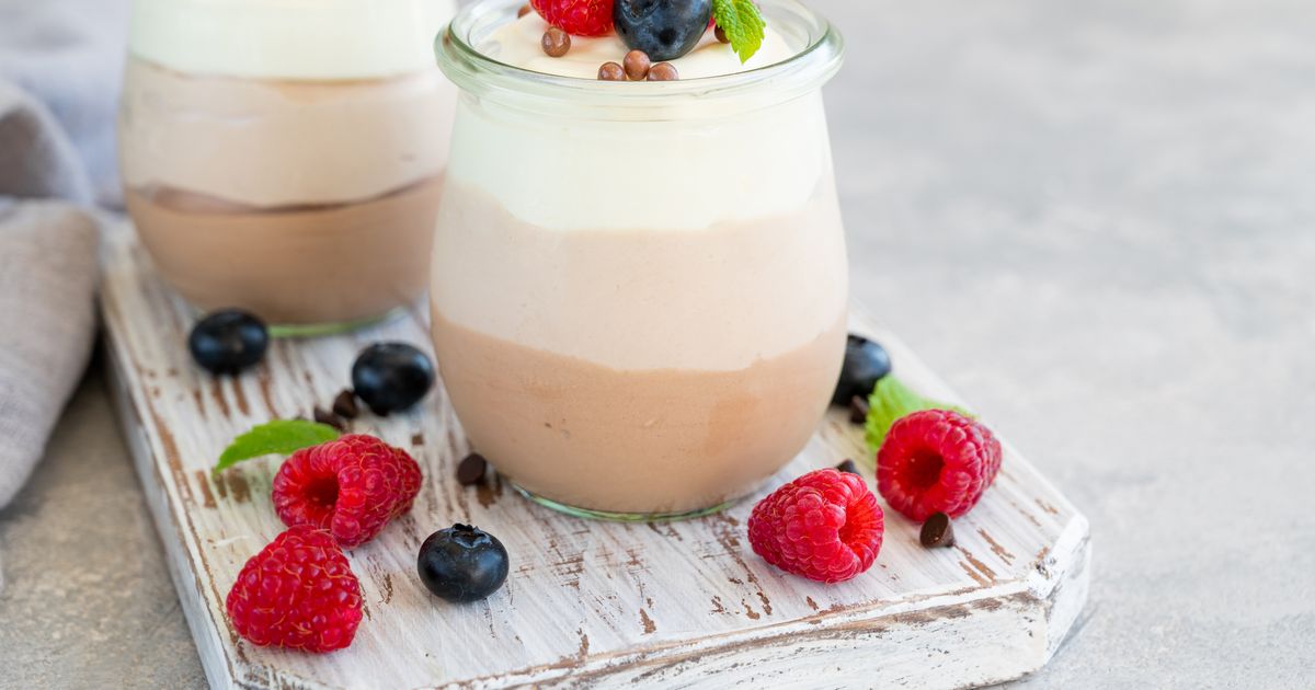 Mousse în trei culori, servit la pahar. O alegere care va impresiona