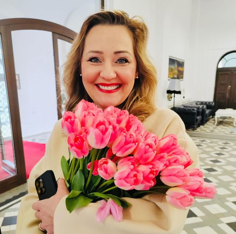 Cine este Elena Lasconi cine este elena lasconi