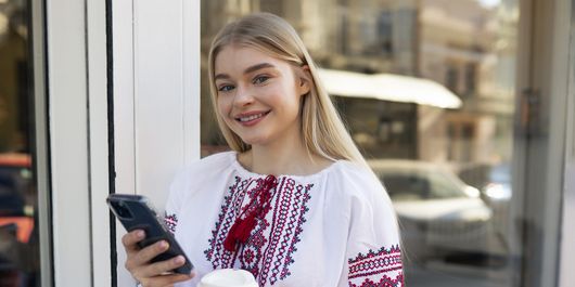 Cum se poartă ia românească, simbolul național, într-o ținută modernă. Sfaturi pentru o super apariție