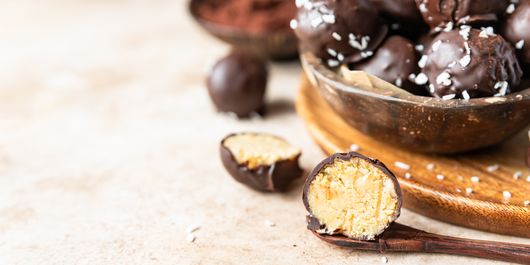 Praline cu glazură de ciocolată. Un desert versatil care aduce un plus de eleganță!