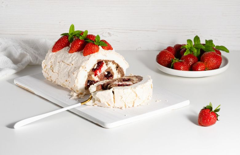 Ruladă Pavlova cu cremă de ciocolată și căpșune retete de gustare