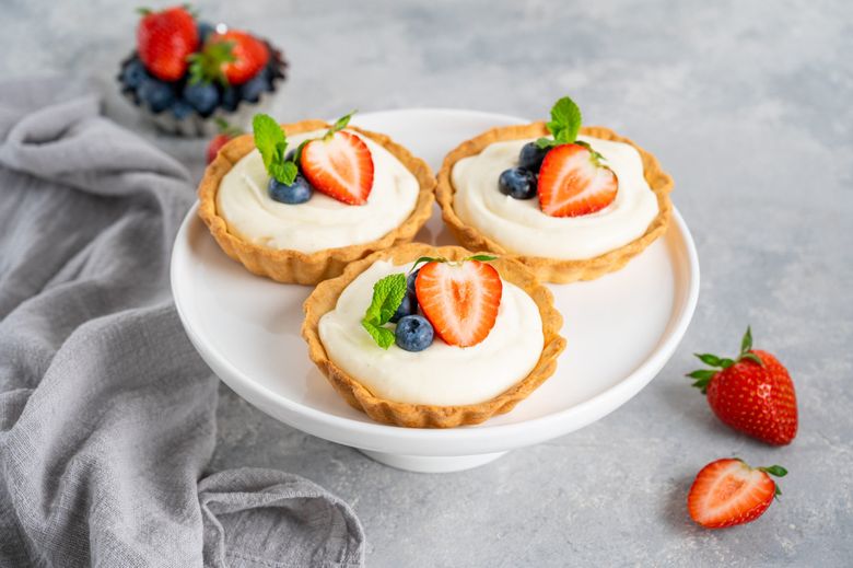 Mini tarte cu cremă de frișcă și fructe proaspete retete de gustare