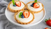 mini tarte cu frisca si fructe