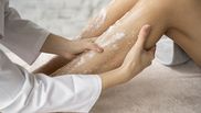 Cum să realizezi un scrub de corp pentru vară chiar la tine acasă