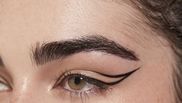 Realizează-ți propriul eyeliner rezistent la apă chiar la tine acasă. 
