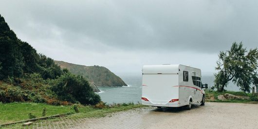 Ustensile de gătit esențiale pentru vacanțe și festivaluri cu rulota