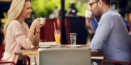 10 moduri simple de a începe o conversație