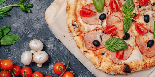 Pizza cu mușchi file, ciuperci și măsline negre. Datorită simplității sale, pizza de casă este o soluție rapidă pentru o cină după o zi lungă de muncă!