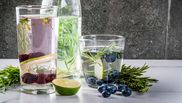 Idei de apă infuzată. Descoperă beneficiile acestei băuturi
