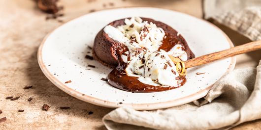 Lava cake cu înghețată.  Alege un final spectaculos pentru orice masă!
