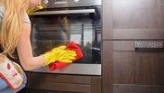 Cuptorul tău ca nou! Două soluții simple și naturale pentru a scăpa de murdărie și grăsime