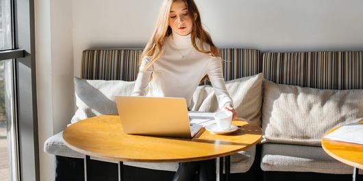 7 sfaturi pentru a crea cea mai bună configurație pentru biroul de acasă pentru a maximiza productivitatea