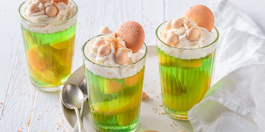Jeleu cu mango, servit cu frișcă. Acest desert racoritor ofera o notă de prospețime și culoare!