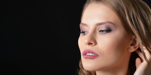 Ce machiaj să alegi pentru o rochie roz. 5 idei de machiaj cu care vei face senzație