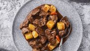 gulas cu carne de vita si cartofi