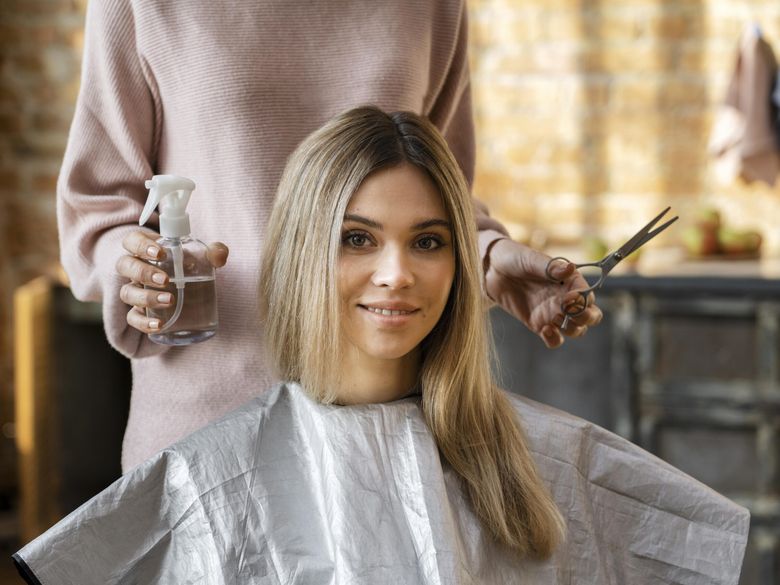 La cât timp e bine să te tunzi ca să ai un păr frumos și sănătos. Trucul pe care trebuie să îl știe orice femeie La cât timp e bine să te tunzi ca să ai un păr frumos și sănătos. Trucul pe care trebuie să îl știe orice femeie