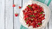 pavlova cu crema de frisca si fructe