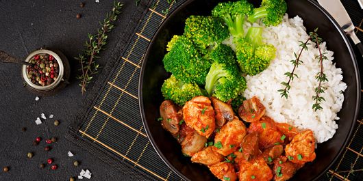 Pui cu broccoli și orez. Un preparat consistent și savuros, perfect pentru o cină de familie, oferind o masă completă și echilibrată!
