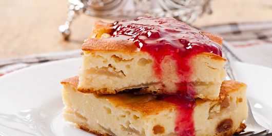 Plăcintă cu brânză și stafide servită cu dulceață. Adaugă un plus de rafinament mesei tale!