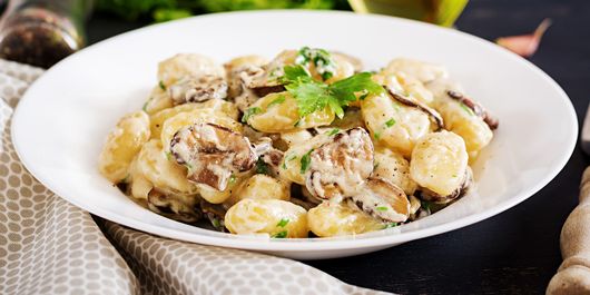 Gnocchi cu ciuperci și sos alb. Sățios și plin de gust, potrivit pentru a fi savurat alături de un pahar de vin alb!