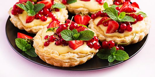 Mini tarte cu cremă de vanilie și merișoare. Pot fi oferite ca daruri, fiind un deliciu apreciat de cei dragi!