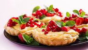 mini tarte cu crema de vanilie si merisoare