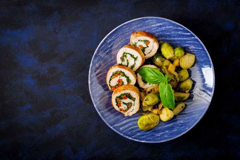 Ruladă umplută de pui servită cu varză de Bruxelles retete de gustare