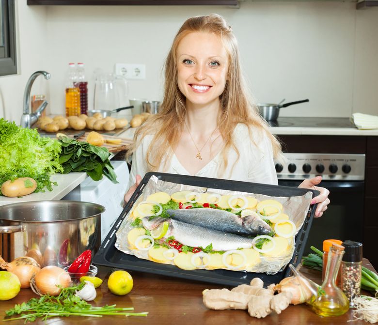 Cu ce îndepărtezi mirosul de pește din bucătărie, de pe mâini și din cuptor