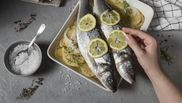 Cu ce îndepărtezi mirosul de pește din bucătărie, de pe mâini și din cuptor