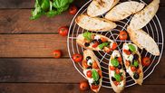 bruschette cu rosii cherry mozzarella masline si busuioc