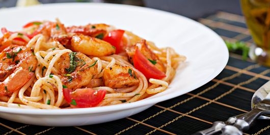 Spaghete cu creveți, roșii cherry și pătrunjel. Se potrivesc bine, având un gust proaspăt și ușor, care reflectă atmosfera sezonului cald!