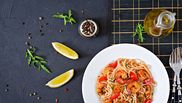 spaghete cu creveti rosii cherry si patrunjel