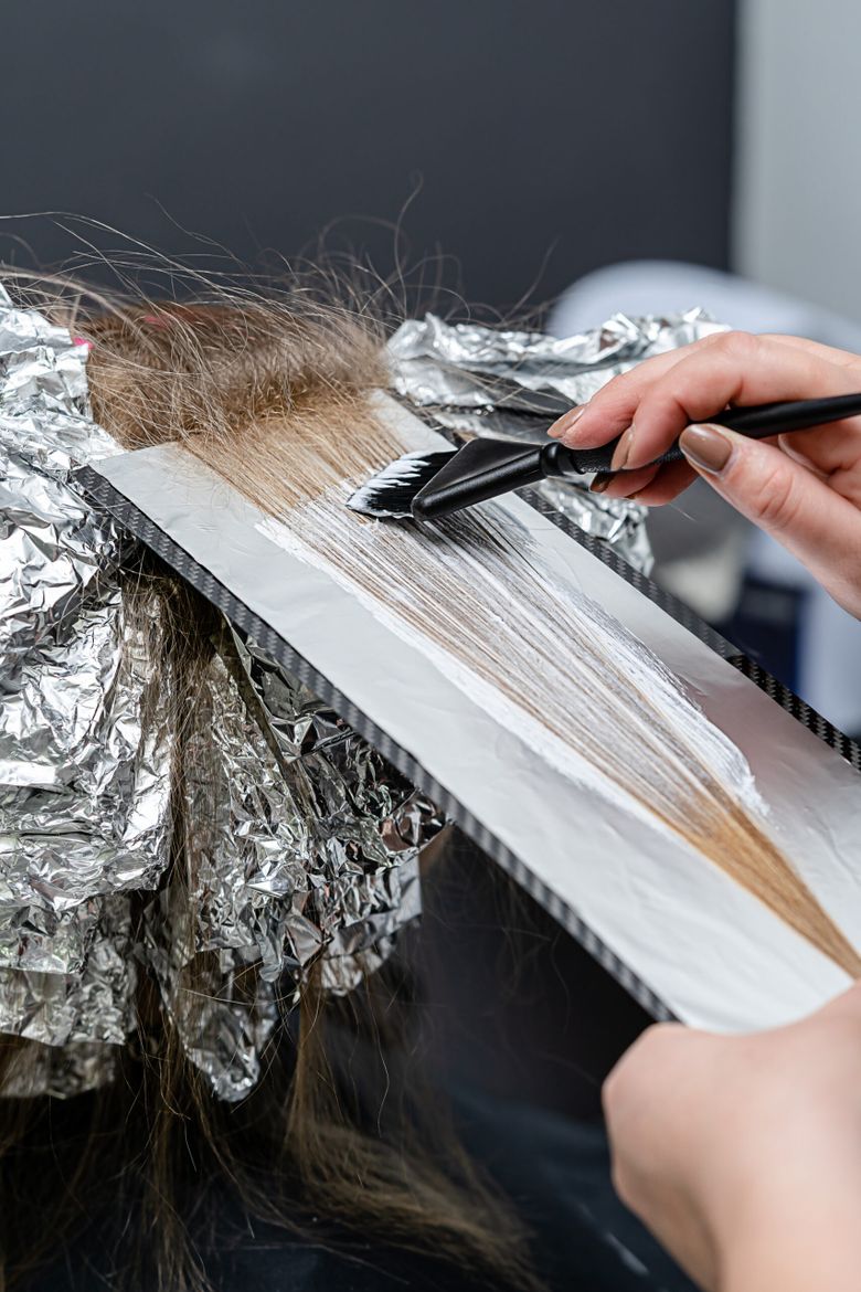 Cum îți poți face decolorarea părului acasă fără decolorant. 3  metode naturale