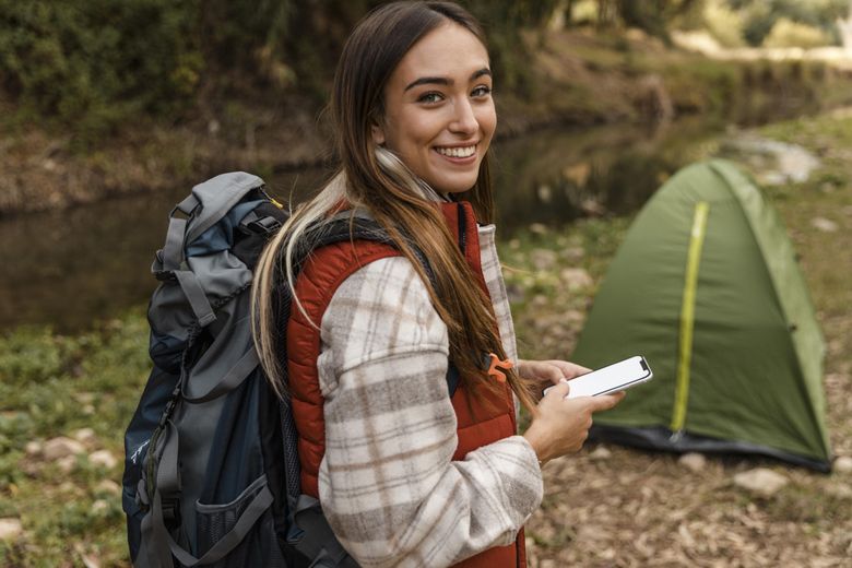 Mergi la camping în acest weekend? Iată ce trebuie să ai neapărat la tine tinuta pentru camping