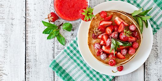 Clătite americane și smoothie de căpșune. Un răsfăț dulce pentru un moment plăcut și delicios!