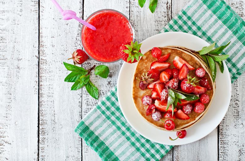 Clătite americane și smoothie de căpșune retete de gustare