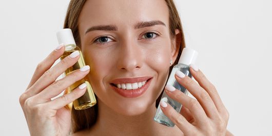 Diferența dintre uleiul de curățare și balsamul de curățare al feței
