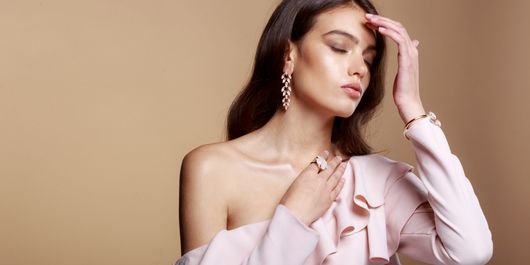 Ce culori să porți cu bijuteriile Rose Gold: 5 idei de ținute