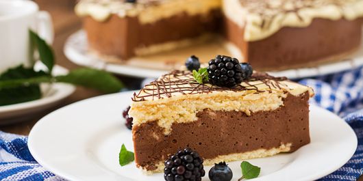 Tort cu ciocolată și glazură albă. Un desert minunat pentru întâlnirile de familie!