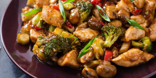 Pui prăjit cu ciuperci, broccoli și ardei gras. Ideal pentru un prânz nutritiv, la birou sau acasă!